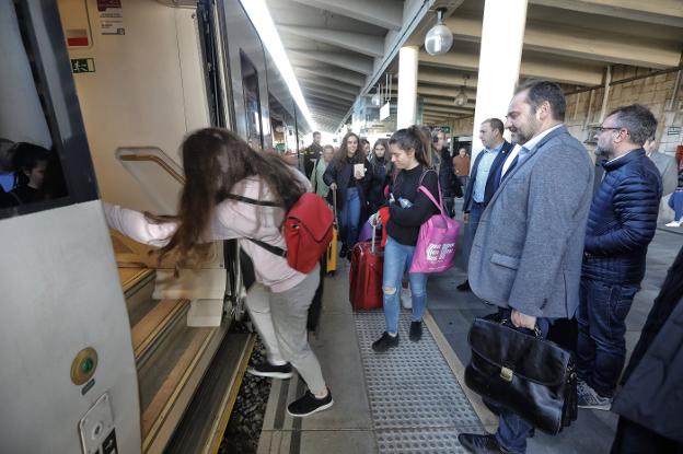 El ministro de Fomento, ayer, en la estación de Cáceres para tomar el tren hacia Madrid. :: l. cordero