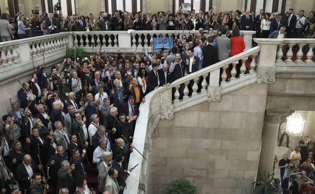 Alcaldes independentistas en las escaleras del Parlamento catalán el día de la proclamación de la independencia.