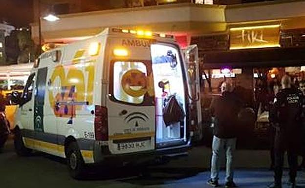 Imagen de la ambulancia en el lugar del crimen. 