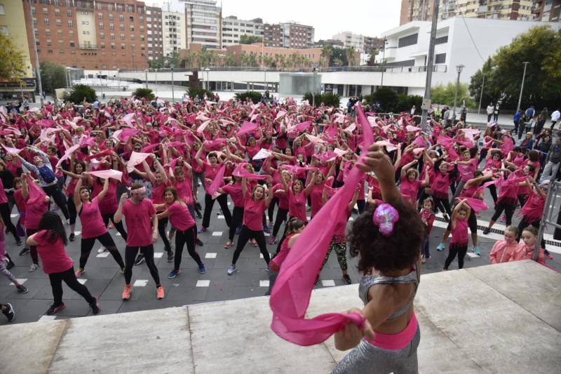 Varios centenares de personas de todas las edades, la mayoría mujeres, bailaron zumba ayer en la plaza Conquistadores