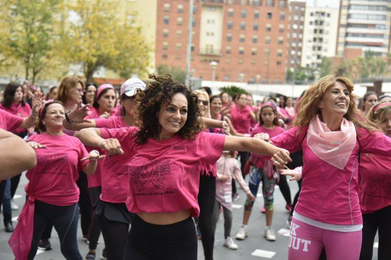 Varios centenares de personas de todas las edades, la mayoría mujeres, bailaron zumba ayer en la plaza Conquistadores