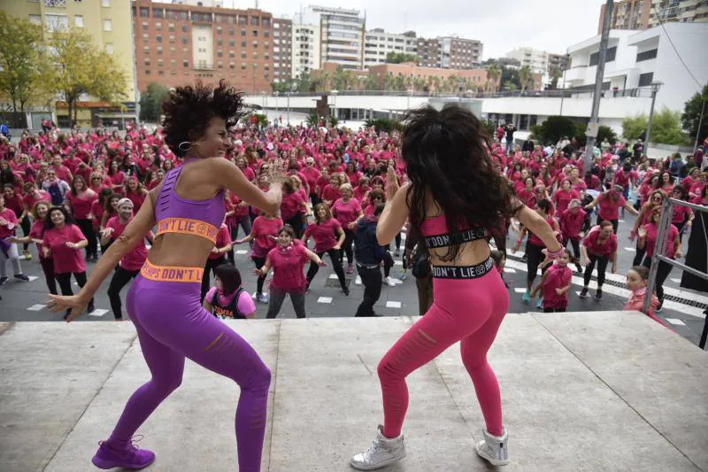 Varios centenares de personas de todas las edades, la mayoría mujeres, bailaron zumba ayer en la plaza Conquistadores
