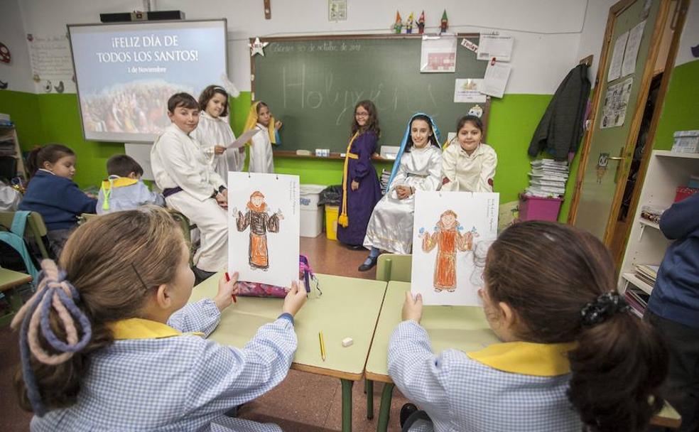 Alumnos del colegio Diocesano, ayer disfrazados de santos en una de las aulas del centro. :: JORGE REY