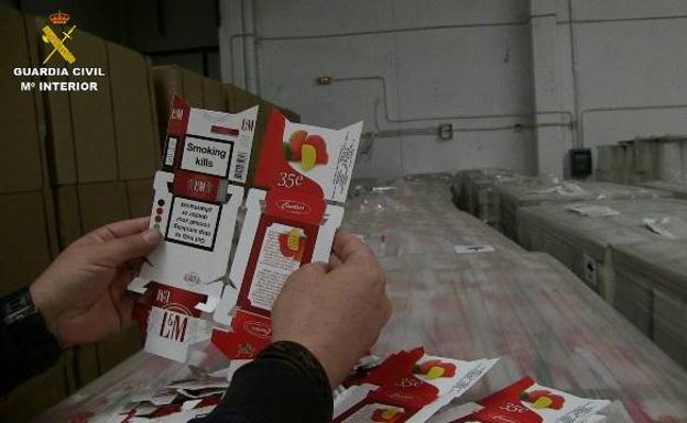 Imagen principal - Desmanteladas cuatro fábricas de tabaco falsificado que fabricaban 34.000 cajetillas por hora