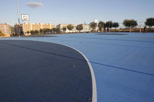 Pista polideportiva de Casa Plata-Maltravieso en la que se han invertido 100.000 euros. :: armando méndez