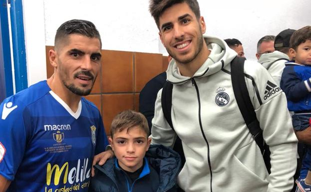 Ruano, con su hijo Hugo, junto a Marco Asensio
