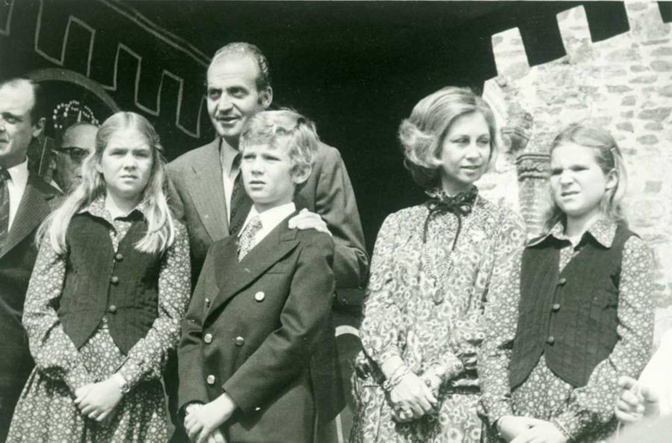 Octubre de 1978. Visita del Rey Juan Carlos I, junto con la reina Doña Sofía, el príncipe y las infantas, al Monasterio de Guadalupe con motivo del 50 aniversario de la Coronación Canónica de la Virgen, Patrona de Extremadura. 