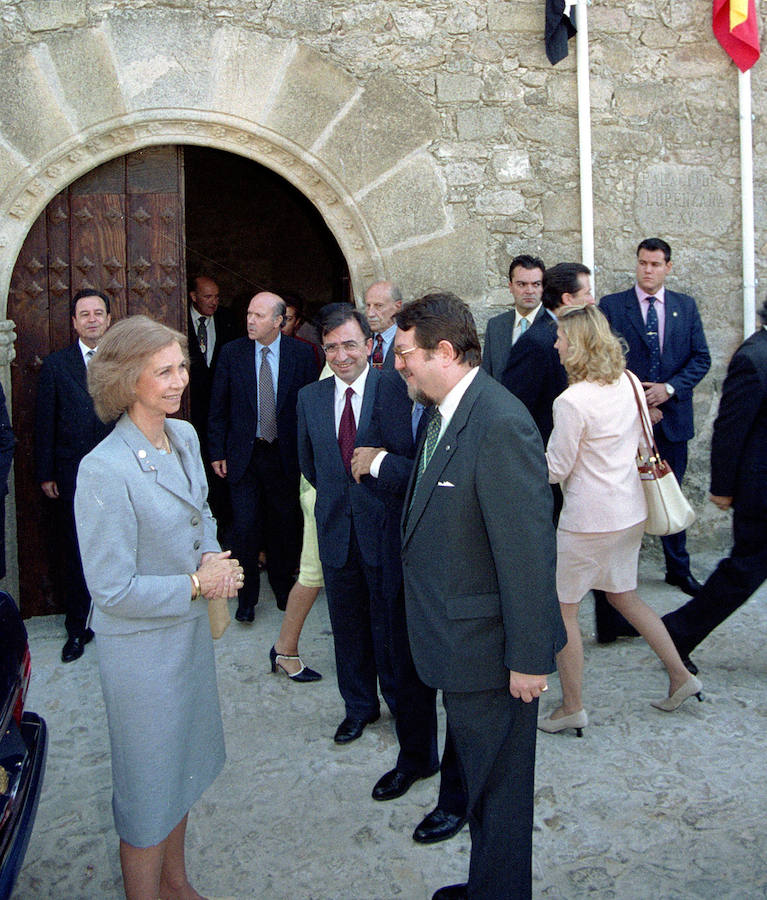 Año 2000. José Miguel Santiago Castelo, la Reina Sofía y Pilar del Castillo en la inauguración de la sede de la Real Academia de Extremadura en el Palacio de Lorenzana de Trujillo. 