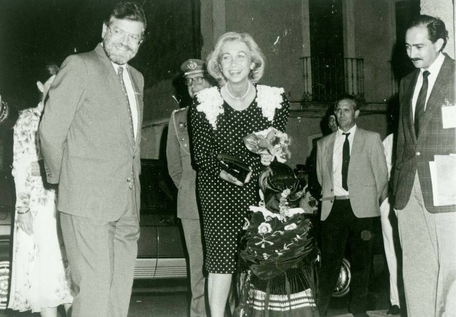 La reina Doña Sofía es recibida por el presidente de la Junta de Extremadura, Juan Carlos Rodríguez Ibarra, en una visita a Extremadura el 3 de junio de 1992. 