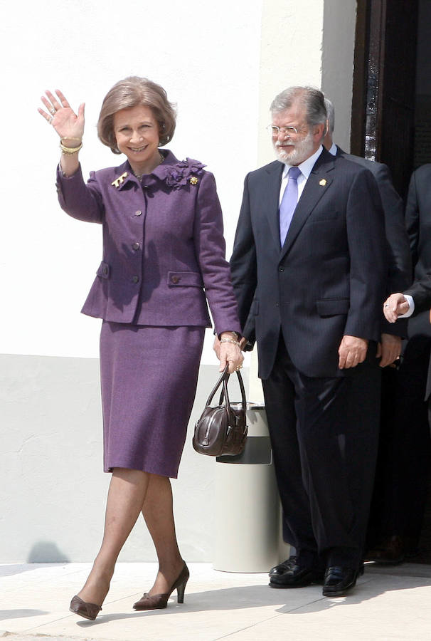 La Reina Doña Sofía saludando en el año 2007 a su llegada al convento San Juan de Dios de Olivenza, donde asistió a la inauguración de las jornadas sobre el Síndrome X Frágil (SXF).