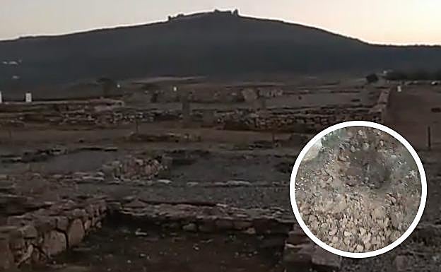 Lugar del expolio y uno de los agujeros realizados en el suelo del yacimiento. 