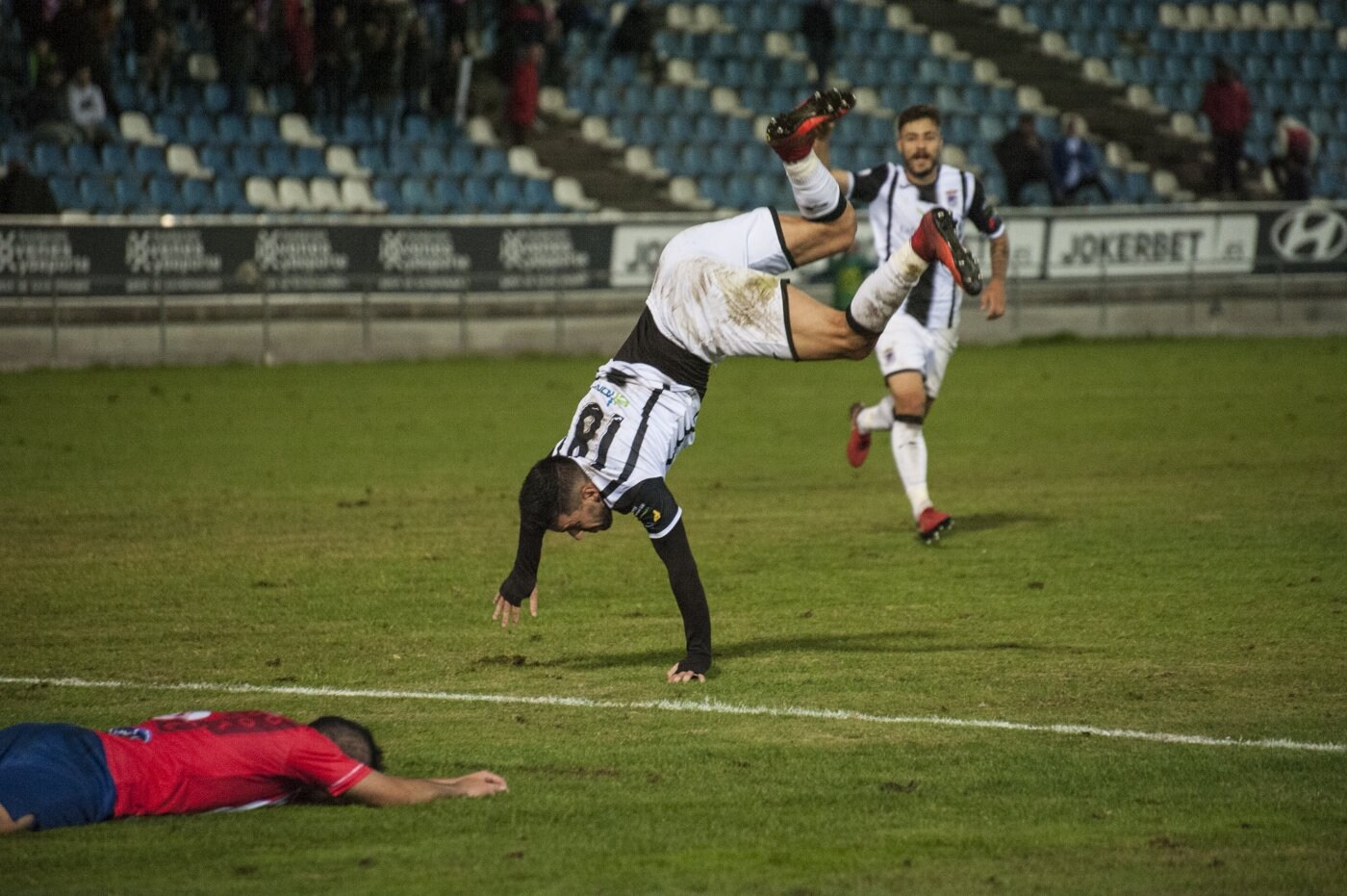 Éder Díez celebra el tanto de la victoria ante la desesperación del Don Benito