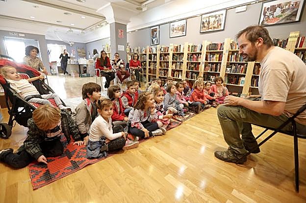 Sesión de cuentacuentos igualitarios en el espacio Anúmbara con alumnos de cinco años. :: l. cordero