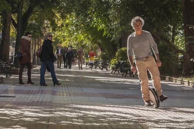 Javier Gil circula por el Paseo de Cánovas con su monociclo eléctrico. :: jorge rey