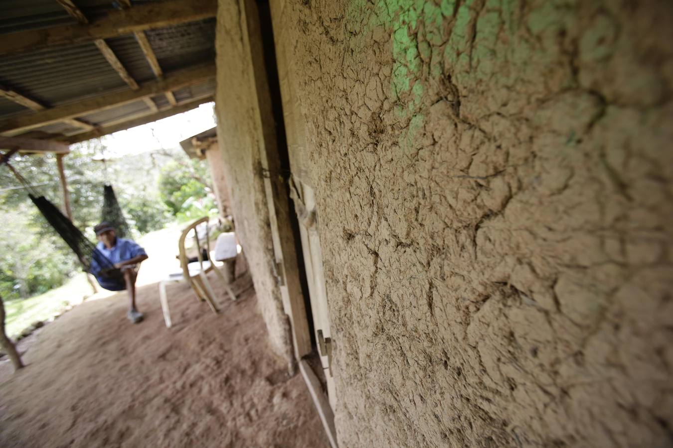 La comarca Ngäbe Buglé está a 291 kilometros de la ciudad de Panamá (Panamá). Casas ancestrales con un tesoro cultural que sucumben ante viviendas de concreto, e indígenas que no hablan su idioma, son el panorama actual que viven dos etnias diferentes con un territorio en común en Panamá, cuyos líderes y pobladores pretenden rescatar de las influencias de la modernidad.