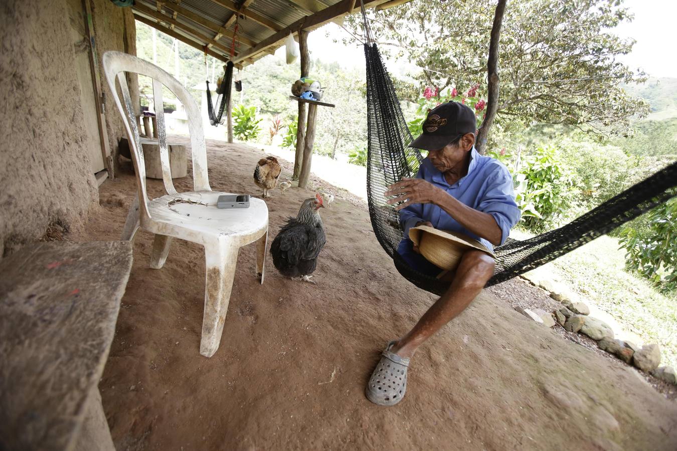 La comarca Ngäbe Buglé está a 291 kilometros de la ciudad de Panamá (Panamá). Casas ancestrales con un tesoro cultural que sucumben ante viviendas de concreto, e indígenas que no hablan su idioma, son el panorama actual que viven dos etnias diferentes con un territorio en común en Panamá, cuyos líderes y pobladores pretenden rescatar de las influencias de la modernidad.