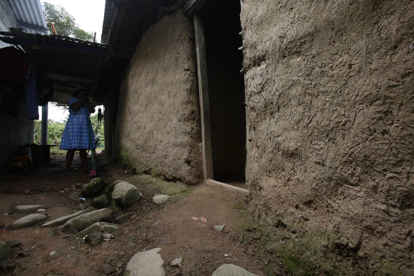 La comarca Ngäbe Buglé está a 291 kilometros de la ciudad de Panamá (Panamá). Casas ancestrales con un tesoro cultural que sucumben ante viviendas de concreto, e indígenas que no hablan su idioma, son el panorama actual que viven dos etnias diferentes con un territorio en común en Panamá, cuyos líderes y pobladores pretenden rescatar de las influencias de la modernidad.