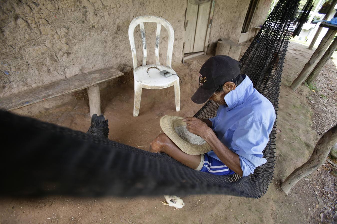 La comarca Ngäbe Buglé está a 291 kilometros de la ciudad de Panamá (Panamá). Casas ancestrales con un tesoro cultural que sucumben ante viviendas de concreto, e indígenas que no hablan su idioma, son el panorama actual que viven dos etnias diferentes con un territorio en común en Panamá, cuyos líderes y pobladores pretenden rescatar de las influencias de la modernidad.