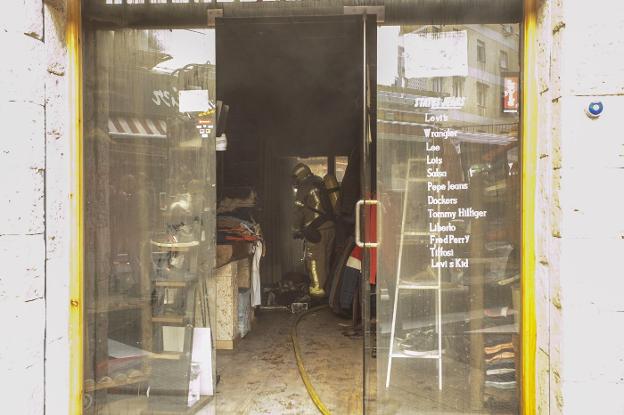 Un bombero, ayer, en el interior de la tienda