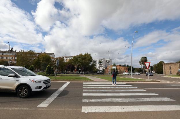 Uno de los pasos de cebra que se va a iluminar, el de Reina Sofía cercano a las Tres Fuentes. :: brígido