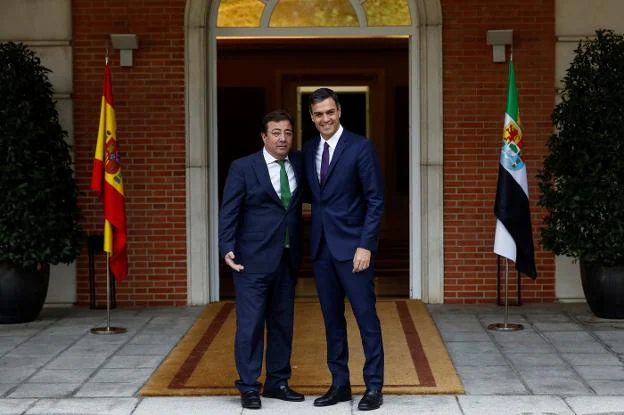 El presidente de la Junta, Guillermo Fernández Vara, con el presidente del Gobierno, Pedro Sánchez. 