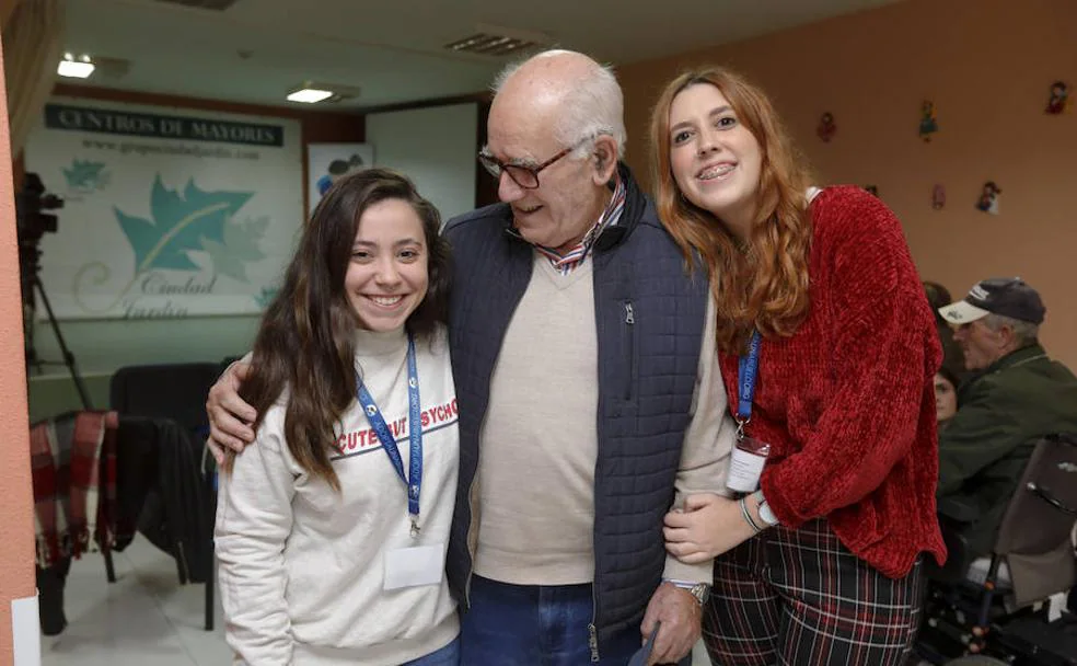 Félix Rosario Pérez, de 77 años, conoció ayer a sus nietas adoptivas, Lorena Bayón (derecha) y Cristina Leo. 
