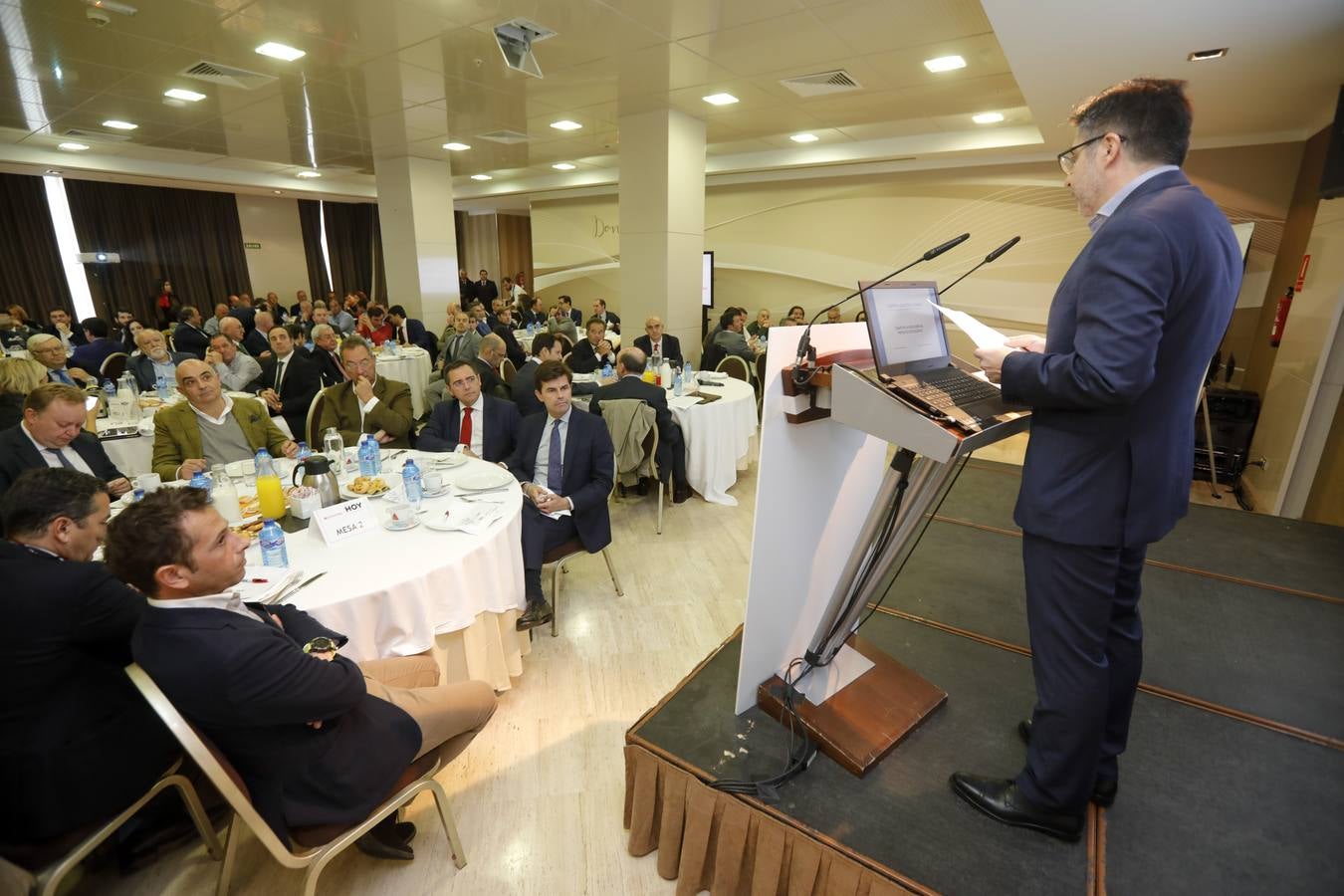 La región estaría contribuyendo en un 20% con el objetivo nacional en cuanto a generación de energía con fuentes renovables, si el objetivo fuese, como se prevé de 50.000 megavatios para dentro de doce años. Así lo ha anunciado la consejera de Economía e Infraestructuras, Olga García, que ha asistido este miércoles en Cáceres a un desayuno informativo sobre energías renovables, organizado por el Diario HOY en colaboración con el Banco Santander.