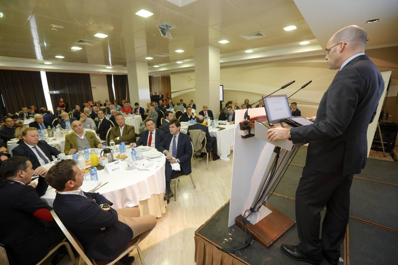 La región estaría contribuyendo en un 20% con el objetivo nacional en cuanto a generación de energía con fuentes renovables, si el objetivo fuese, como se prevé de 50.000 megavatios para dentro de doce años. Así lo ha anunciado la consejera de Economía e Infraestructuras, Olga García, que ha asistido este miércoles en Cáceres a un desayuno informativo sobre energías renovables, organizado por el Diario HOY en colaboración con el Banco Santander.