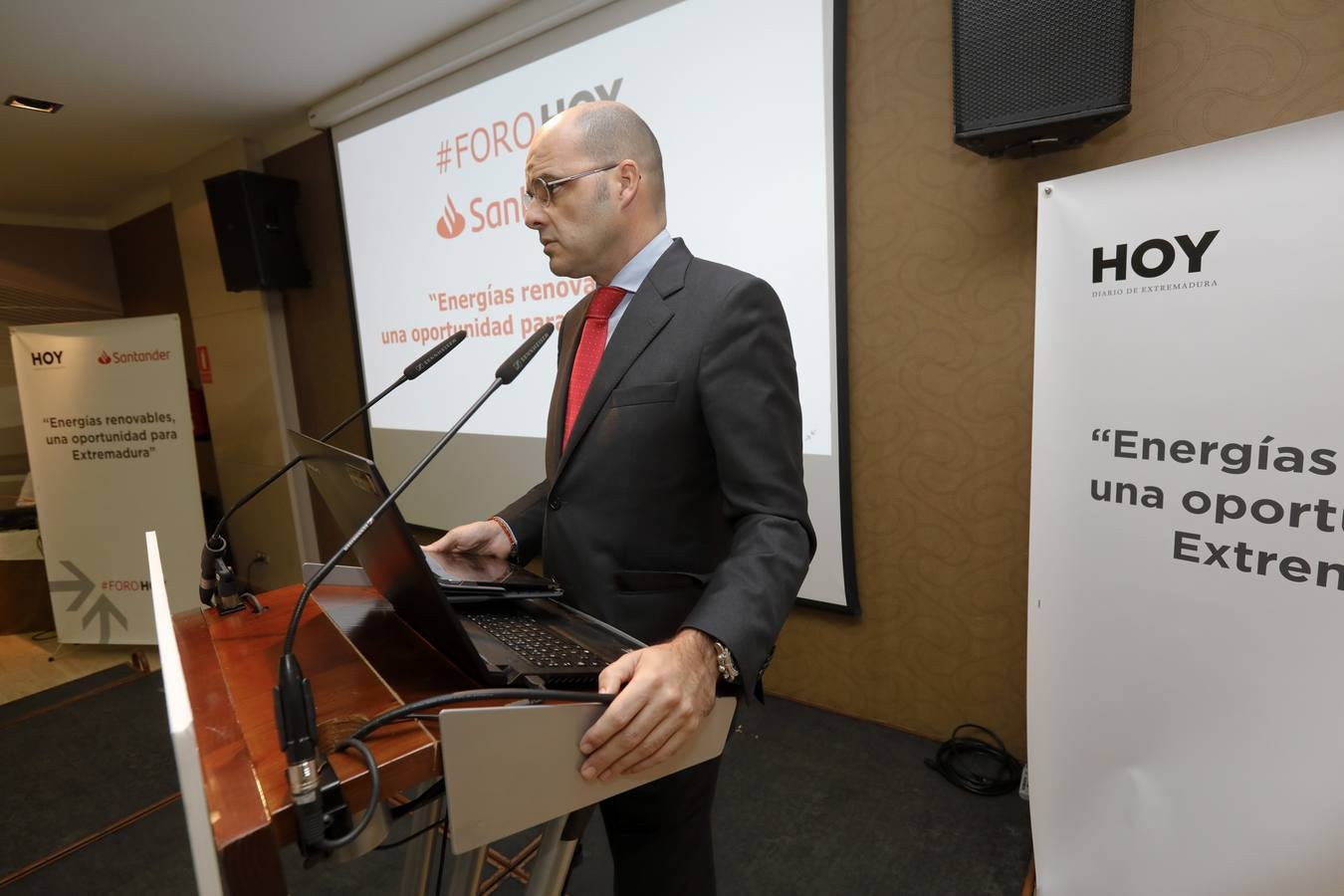 La región estaría contribuyendo en un 20% con el objetivo nacional en cuanto a generación de energía con fuentes renovables, si el objetivo fuese, como se prevé de 50.000 megavatios para dentro de doce años. Así lo ha anunciado la consejera de Economía e Infraestructuras, Olga García, que ha asistido este miércoles en Cáceres a un desayuno informativo sobre energías renovables, organizado por el Diario HOY en colaboración con el Banco Santander.