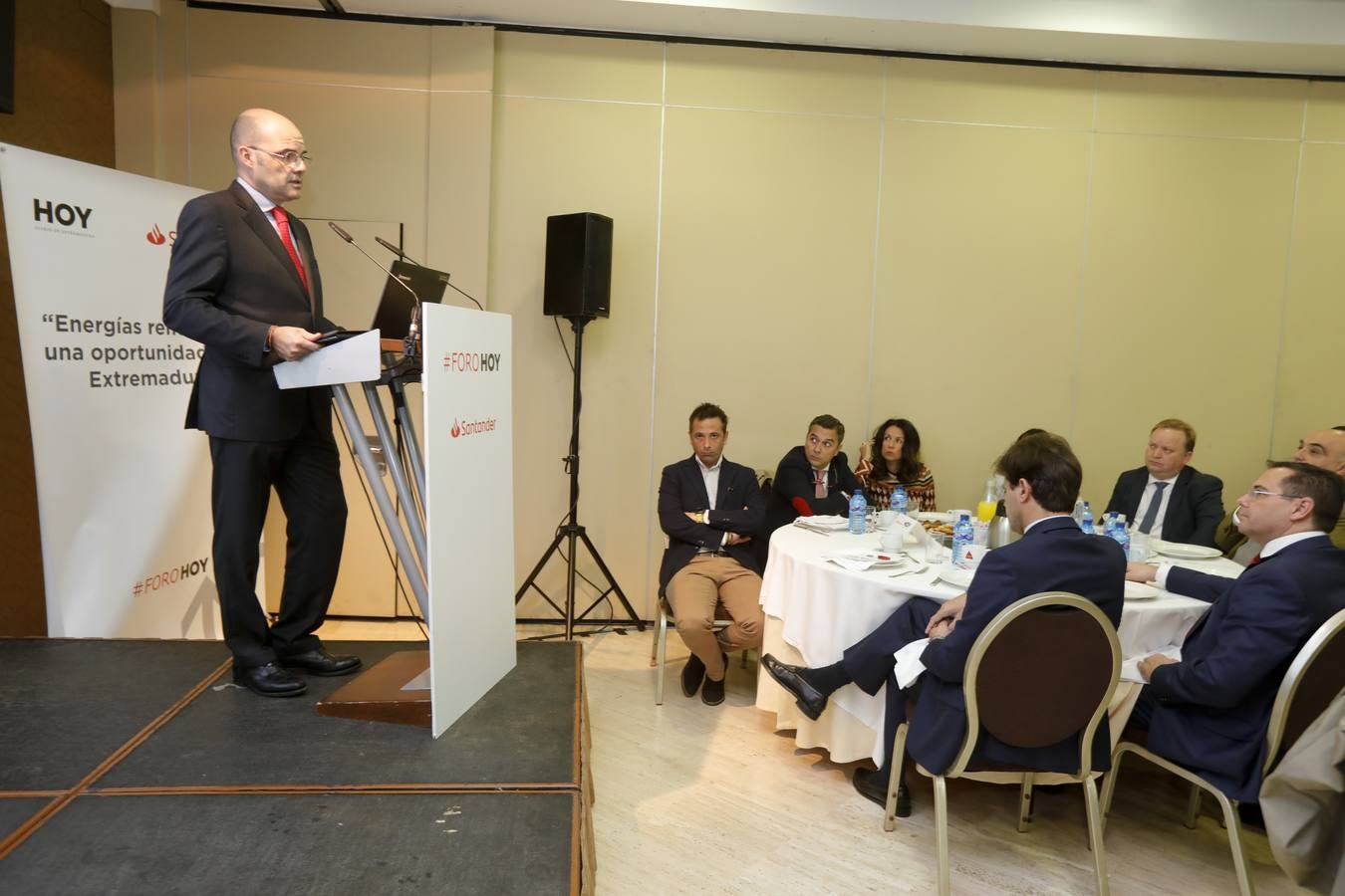 La región estaría contribuyendo en un 20% con el objetivo nacional en cuanto a generación de energía con fuentes renovables, si el objetivo fuese, como se prevé de 50.000 megavatios para dentro de doce años. Así lo ha anunciado la consejera de Economía e Infraestructuras, Olga García, que ha asistido este miércoles en Cáceres a un desayuno informativo sobre energías renovables, organizado por el Diario HOY en colaboración con el Banco Santander.