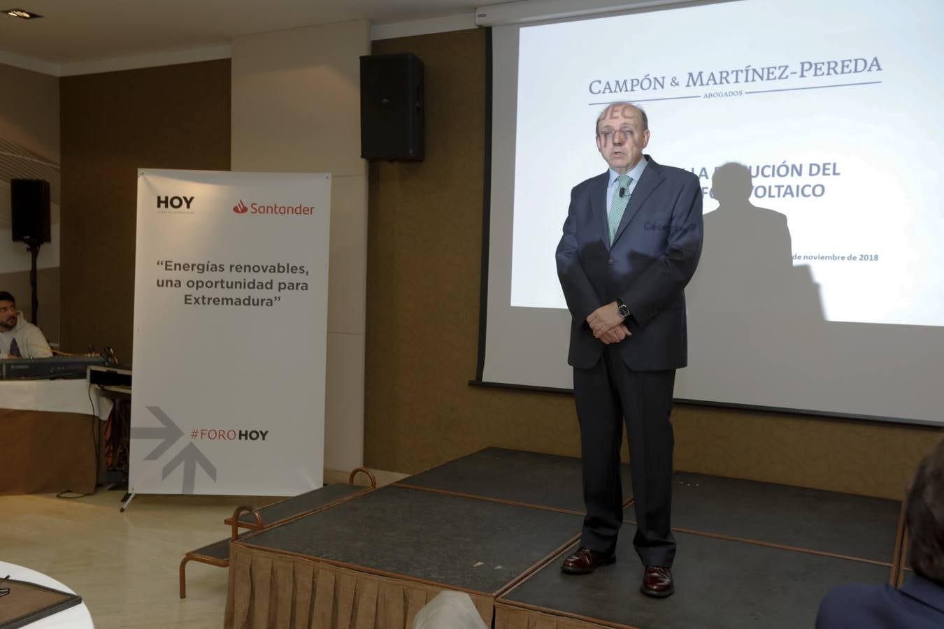 La región estaría contribuyendo en un 20% con el objetivo nacional en cuanto a generación de energía con fuentes renovables, si el objetivo fuese, como se prevé de 50.000 megavatios para dentro de doce años. Así lo ha anunciado la consejera de Economía e Infraestructuras, Olga García, que ha asistido este miércoles en Cáceres a un desayuno informativo sobre energías renovables, organizado por el Diario HOY en colaboración con el Banco Santander.