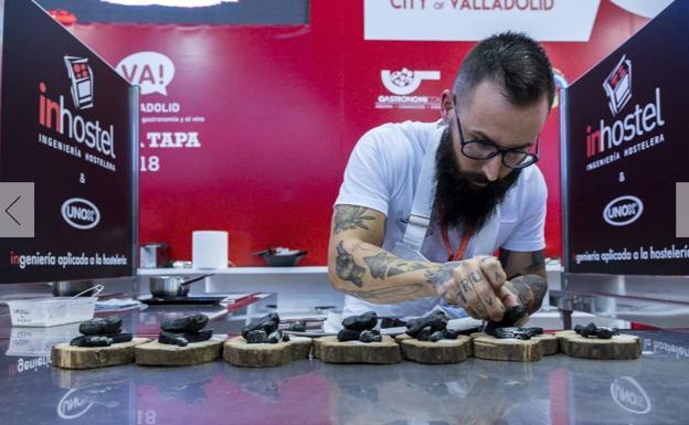 El cocinero extremeño Alberto Montes durante el concurso en Valladolid