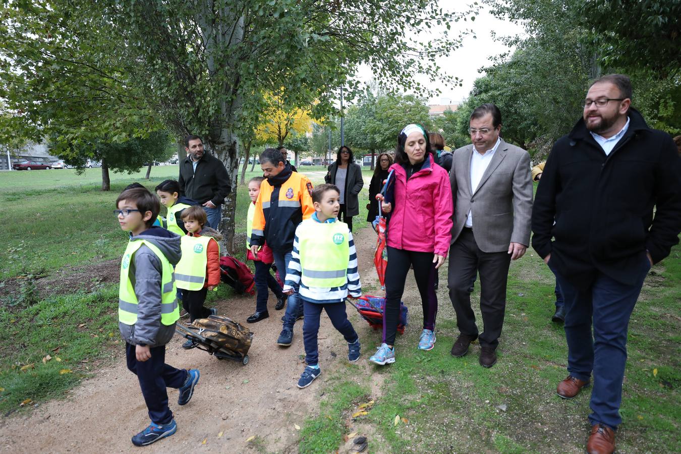 El presidente de la Junta de Extremadura, Guillermo Fernández Vara, la consejera de Medio Ambiente y Rural y el alcalde de Mérida, Antonio Rodríguez Osuna, junto a decenas de escolares y docentes del colegio Ciudad de Mérida han participado esta mañana en la ruta 'Camino escolar', actividad incluida en las I Jornadas de Territorio y Urbanismo Inclusivos que se celebran en la capital extremeña. 