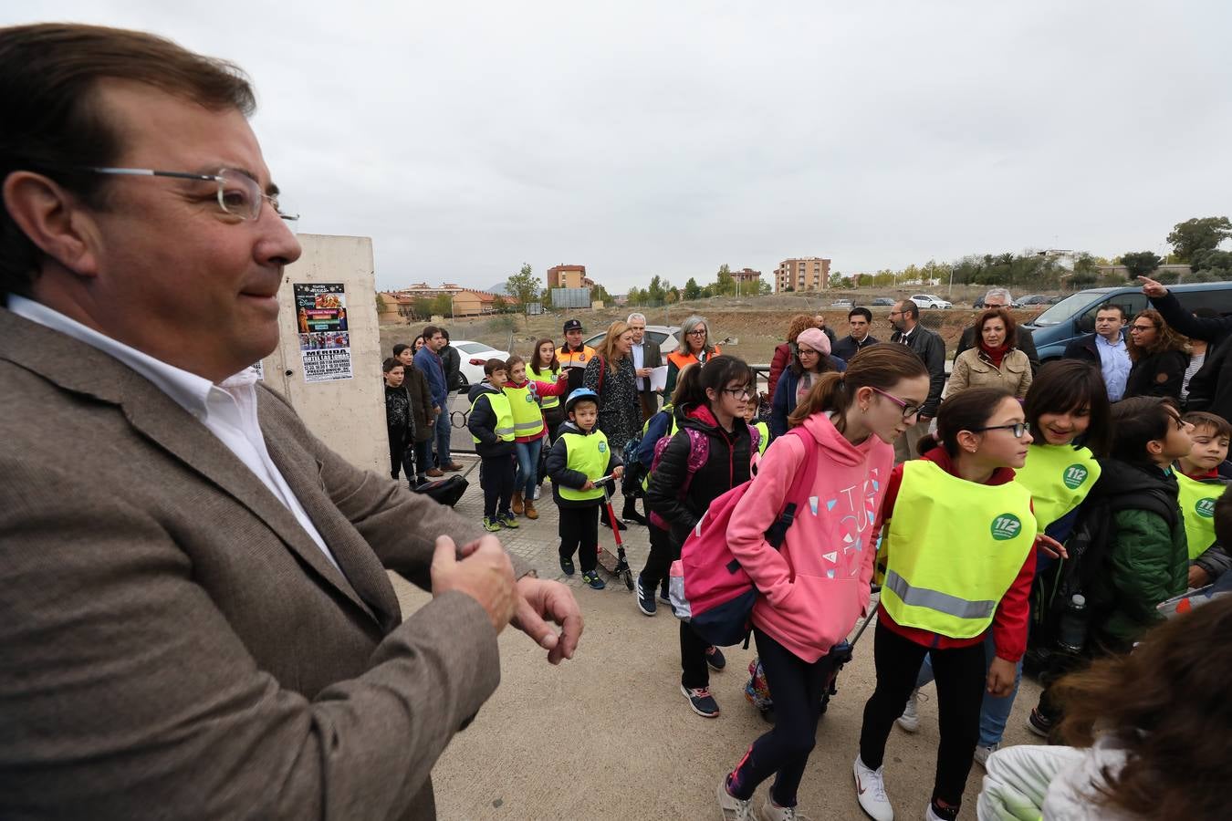 El presidente de la Junta de Extremadura, Guillermo Fernández Vara, la consejera de Medio Ambiente y Rural y el alcalde de Mérida, Antonio Rodríguez Osuna, junto a decenas de escolares y docentes del colegio Ciudad de Mérida han participado esta mañana en la ruta 'Camino escolar', actividad incluida en las I Jornadas de Territorio y Urbanismo Inclusivos que se celebran en la capital extremeña. 