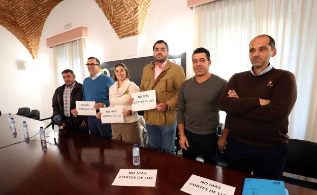 Los alcaldes de seis localidades pacenses han dado una rueda de prensa en Mérida por los cortes de luz que sufren sus poblaciones