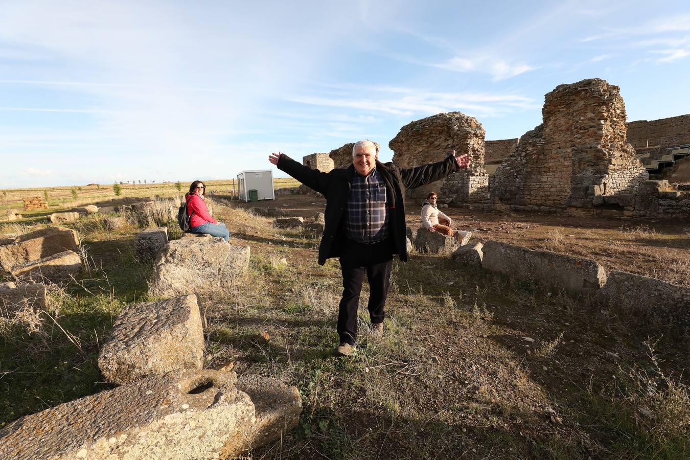 La falta de vigilancia permanente en la antigua ciudad romana, que solo está excavada en una décima parte, hace que haya sido expoliada ocho veces en los últimos once años. Casas de Reina, con 194 habitantes, reclama auxilio. Cincuenta y cuatro es el número de agujeros que sangran el suelo en el que está, gran parte oculta, la antigua ciudad romana de Regina Turdulorum, a 105 kilómetros de Mérida y a unos 150 de Córdoba. Son las perforaciones realizadas por los expoliadores que la pasada semana se dieron una vuelta, como suelen hacer con frecuencia, por la joya arqueológica de la Campiña Sur extremeña prácticamente inédita.