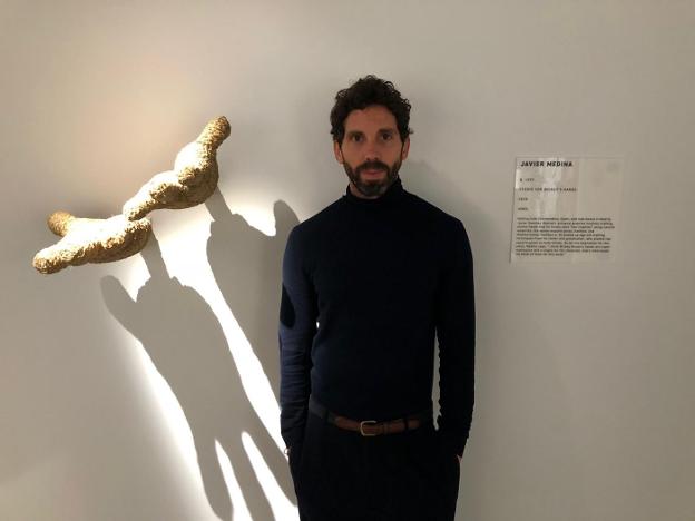 Javier S. Medina en Nueva York, junto a la pieza que forma parte de la exposición de Mickey. :: hoy
