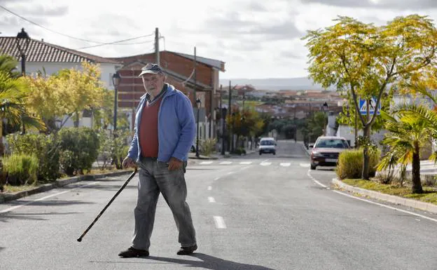 Un vecino de Santiago del Campo (275 empadronados) cruza la carretera que atraviesa el pueblo.