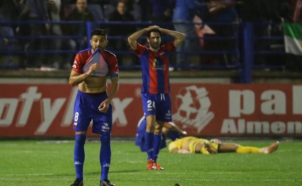 Los jugadores del Extremadura UD abatidos al final del partido por el resultado.
