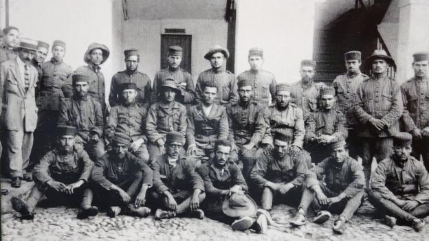 Foto publicada en ABC, en el año 1924, de los héroes que defendieron Kobba-Darsa . :: HOY
