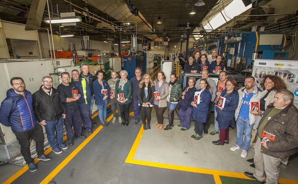 Parte de la plantilla de la empresa Hutchinson, antigua Catelsa, se entregó a la lectura de la novela erótica de Lola Beccaria. ::