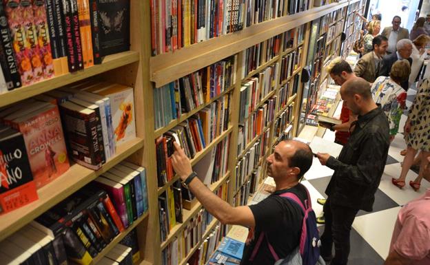 Imagen principal - Local actual de la librería, regentada por los herederos de Santiago Rodríguez.