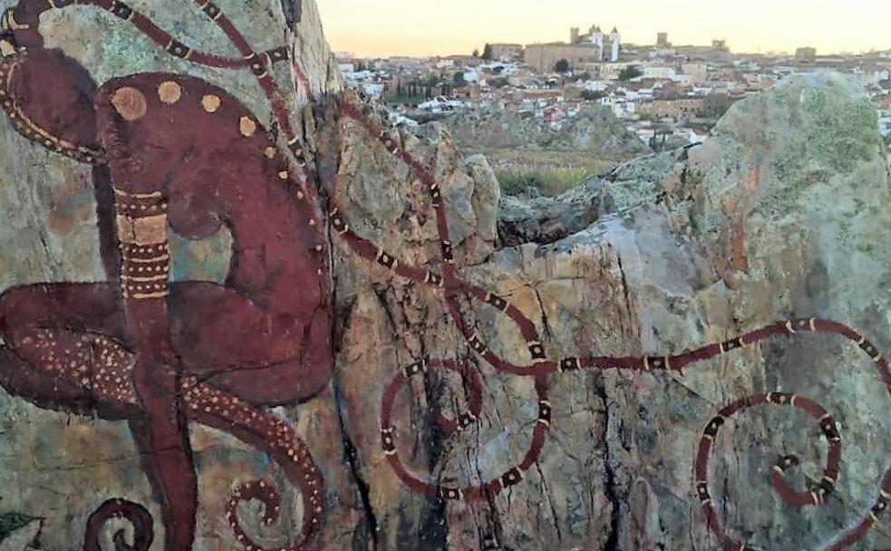 Un ser de Papoose escondido en el Cerro de la Butrera, con Cáceres al fondo. :: 