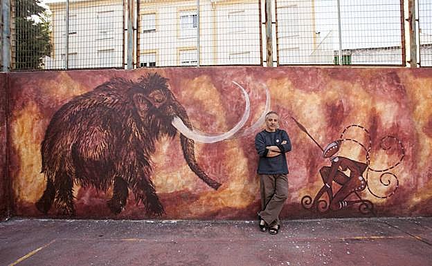 Raúl Papoose con su última obra, un mural en las pistas deportivas de San Marquino. :: 