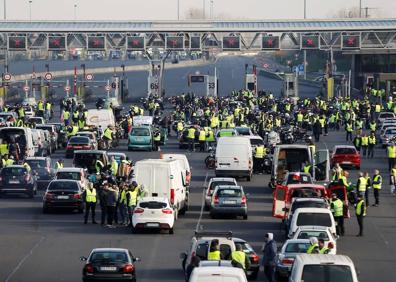 Imagen secundaria 1 - Una manifestante muerta y 47 heridos durante las protestas contra Macron