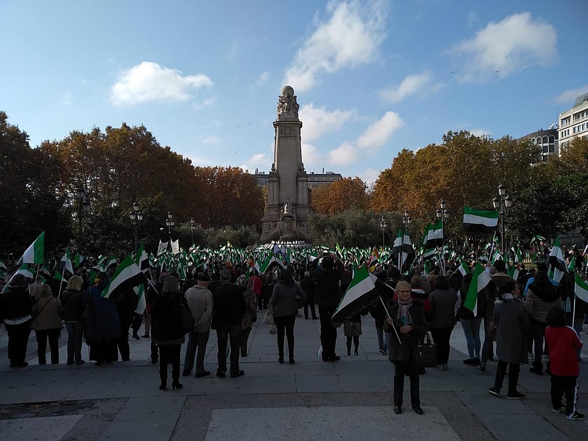 El deportista olímpico montijano Javier Cienfuegos ha leído un manifiesto en la plaza de España de la capital española
