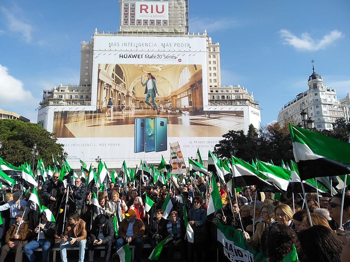 El deportista olímpico montijano Javier Cienfuegos ha leído un manifiesto en la plaza de España de la capital española