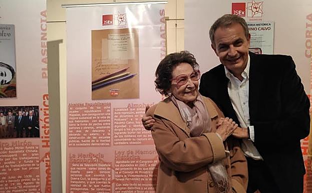 José Luis Rodríguez Zapatero con Conchita Viera, hija del alcalde socialista represaliado en 1936 y cuyos restos han sido recuperados en una antigua mina