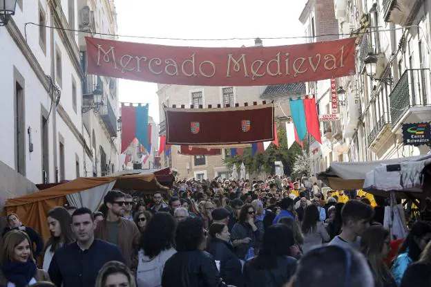 La afluencia al Mercado de las Tres Culturas fue masiva por la tarde y noche. :: Lorenzo cordero