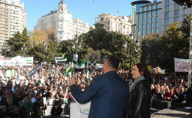 Miles de extremeños cantaron juntos el himno de la comunidad en Madrid el pasado año